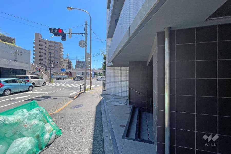 敷地東側の前面道路（北側から）