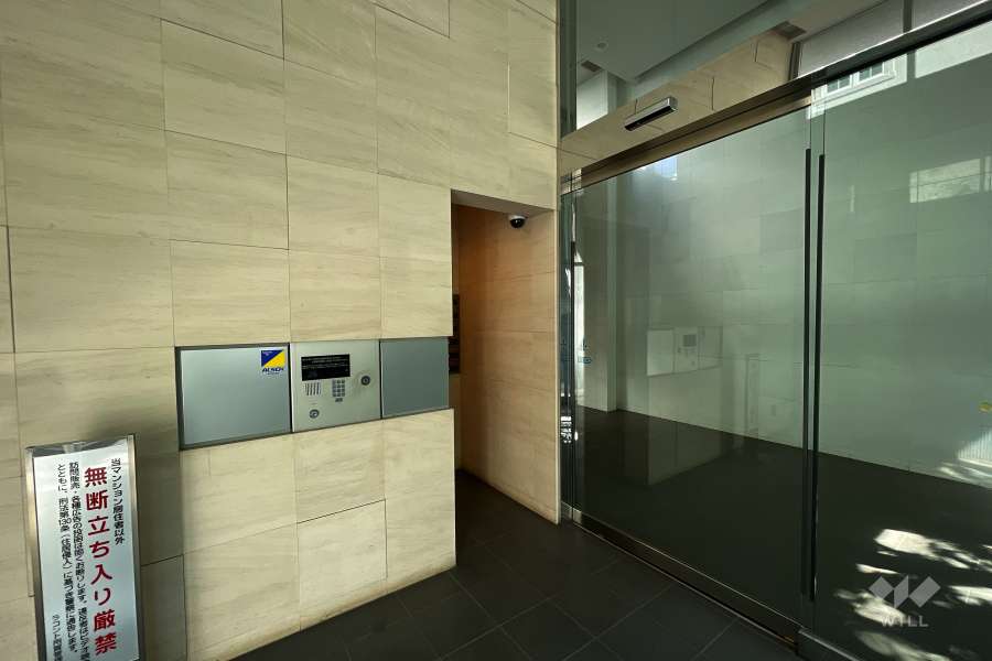 エントランスはオートロック付きです。