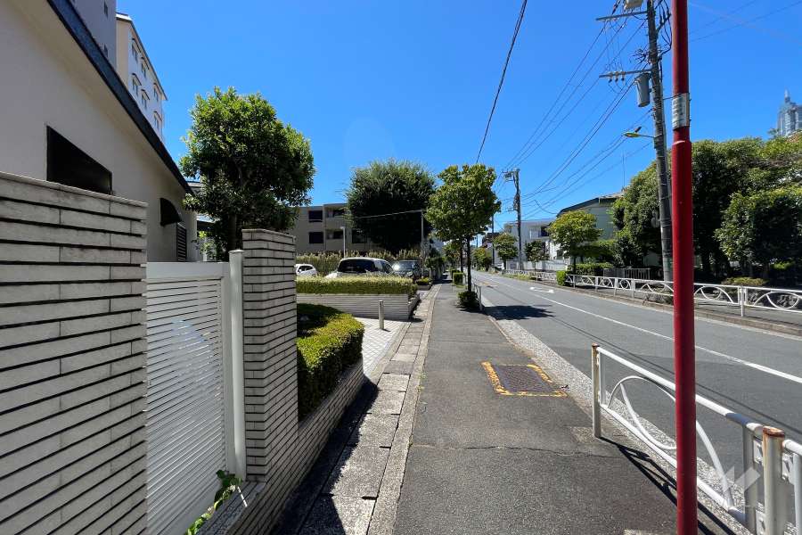 敷地北側の前面道路（東側から）