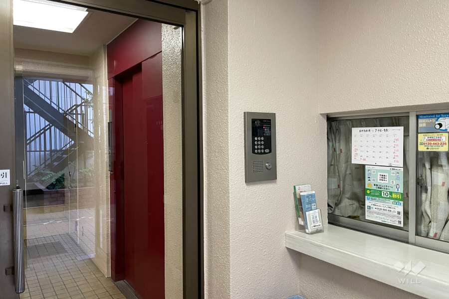 エントランスはオートロック付きです。