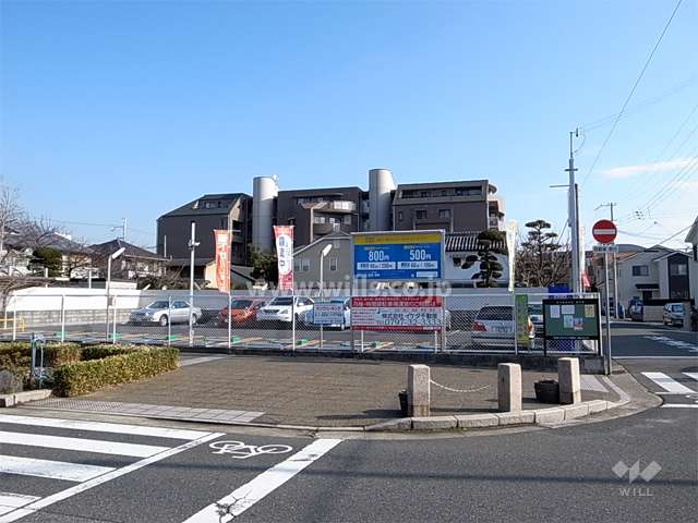 周辺はマンションと一戸建てが混在する静かな住宅地です。