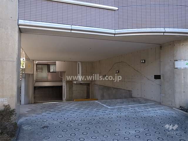 地下駐車場へのアプローチ（リングシャッター付き）