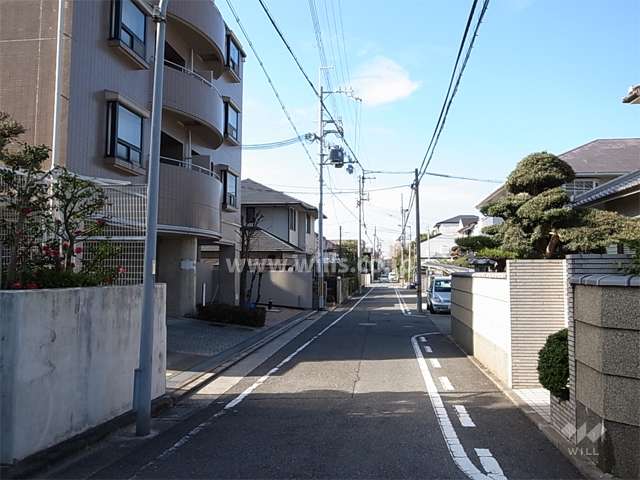 敷地北側の前面道路（エントランス側）