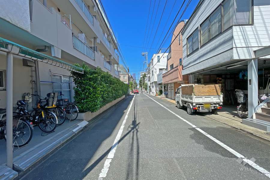 敷地北東側の前面道路（南東側から）