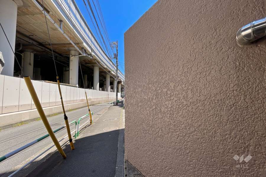 敷地北東側の前面道路（北西側から）