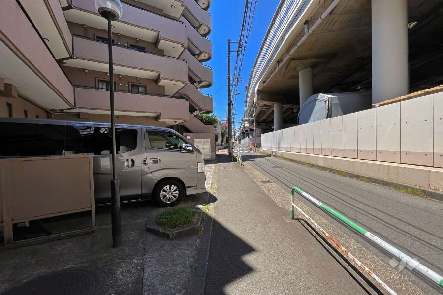 敷地北東側の前面道路（南東側から）