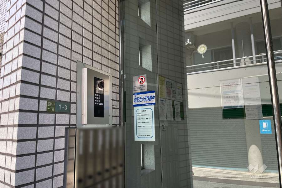 エントランスはオートロック付きです。