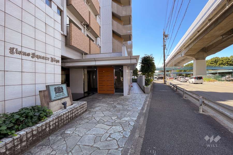 敷地北東側の前面道路（南東側から）