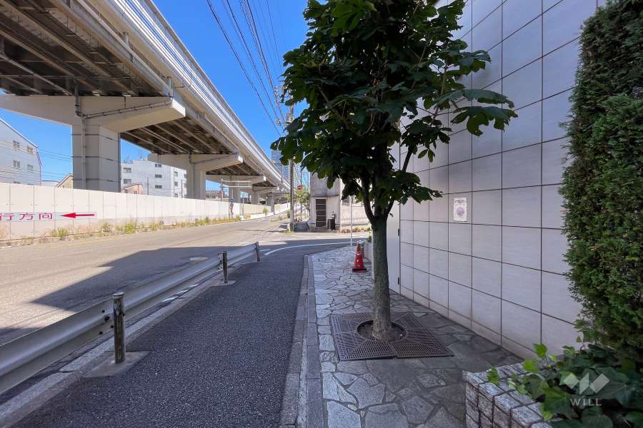 敷地北東側の前面道路（北西側から）