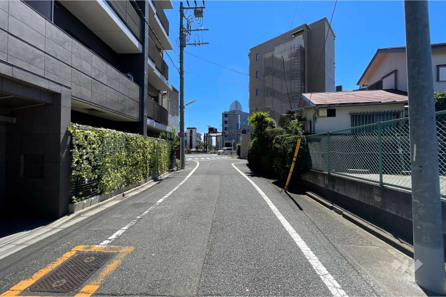 敷地北西側の前面道路（北東側から）