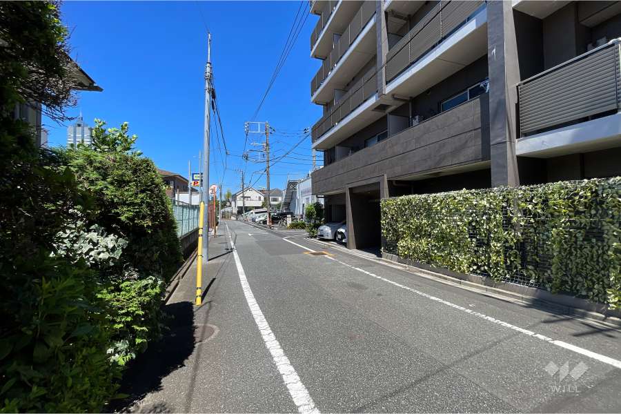 敷地北西側の前面道路（南西側から）