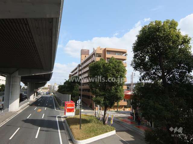 サザンテラス芦屋の遠景。敷地北側には国道43号線と阪神高速が走っています。