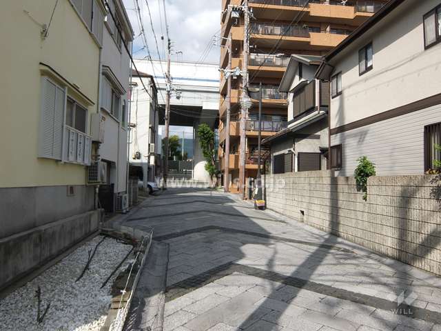 敷地西側の前面道路（南側から）