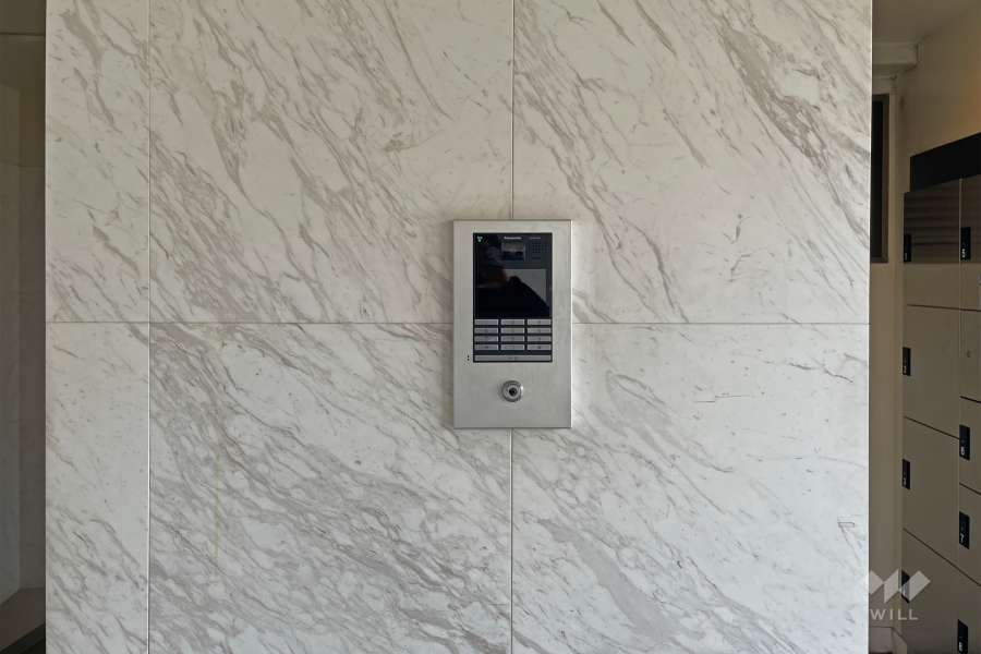 エントランスはオートロック付きです。宅配ボックスあり。