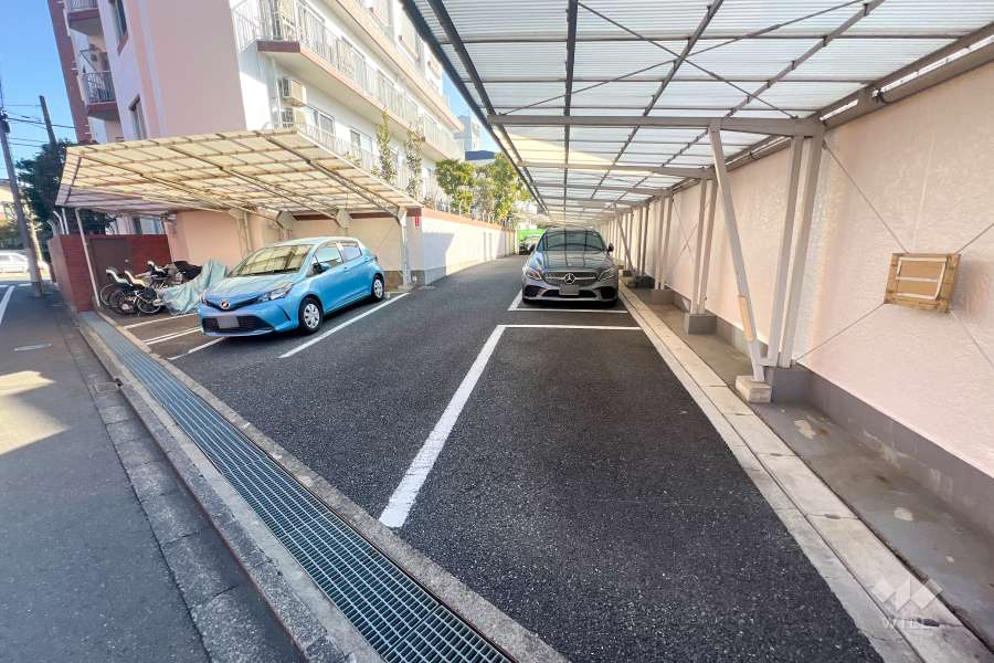敷地内駐車場（屋外平面式・屋根付き）