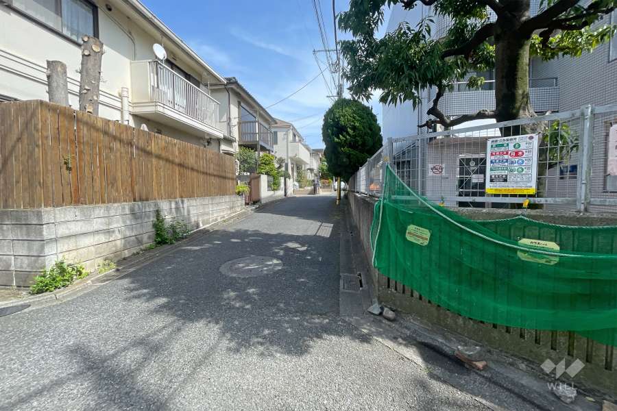 敷地北東側の前面道路