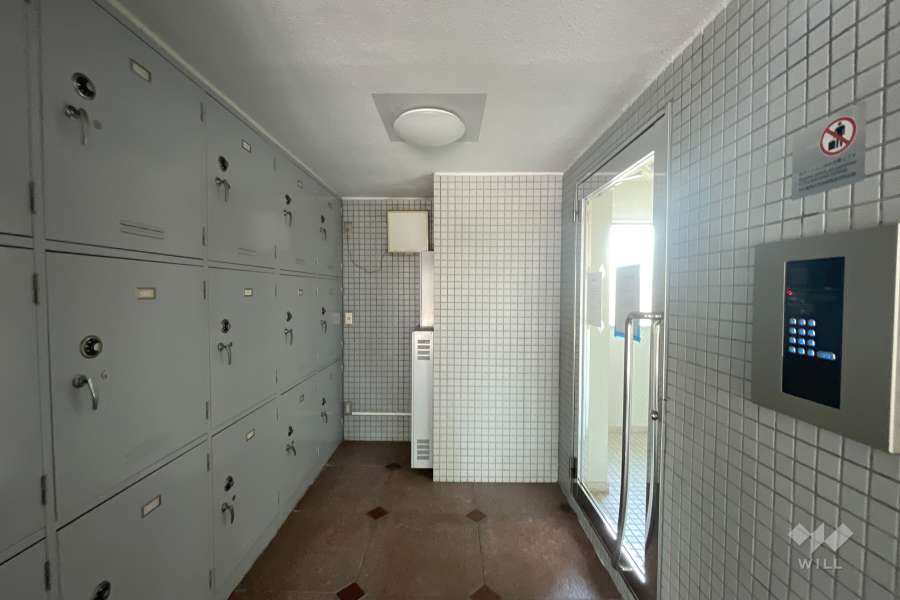 エントランスはオートロック付きです。