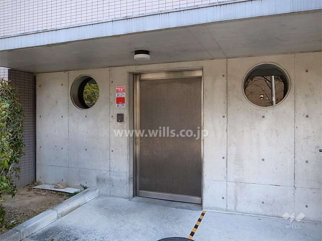 屋内にある駐輪場入り口
