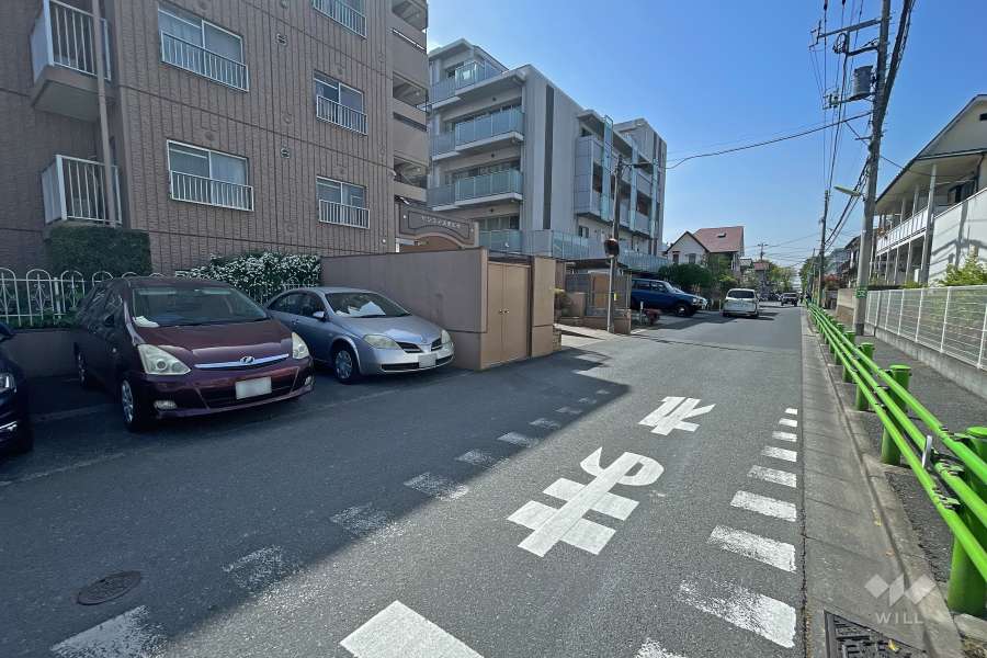 敷地北側の前面道路（東側から）