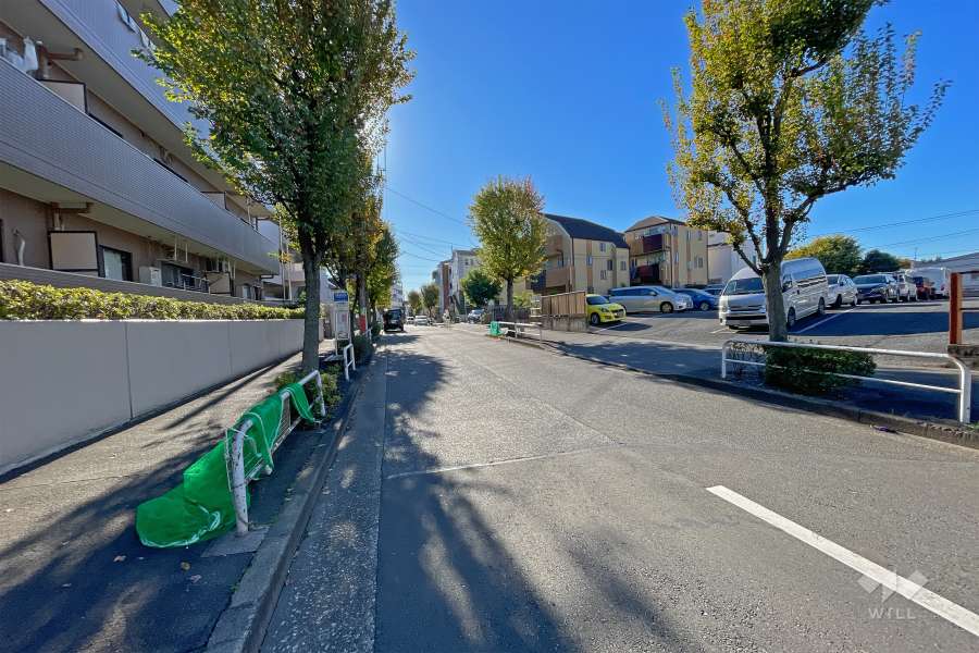敷地南西側の前面道路（北西側から）。目の前に「東京都市大前」のバス停があります。