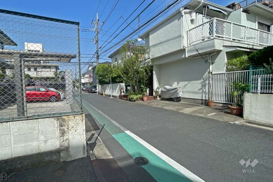 敷地南東側の前面道路（北東側から）