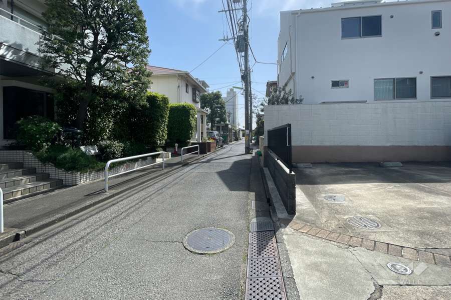 敷地の北西側前面道路