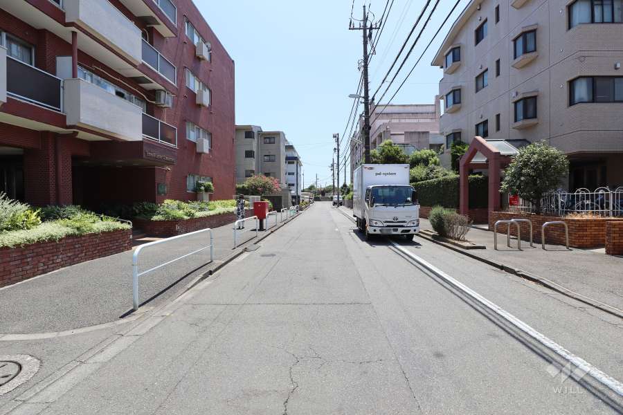 敷地北西側の前面道路