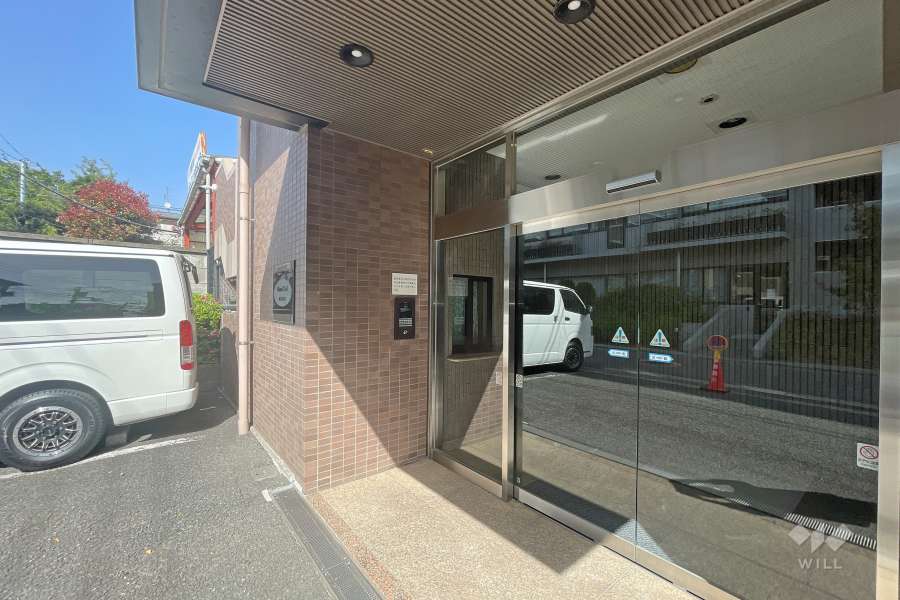 エントランスはオートロック付きです。