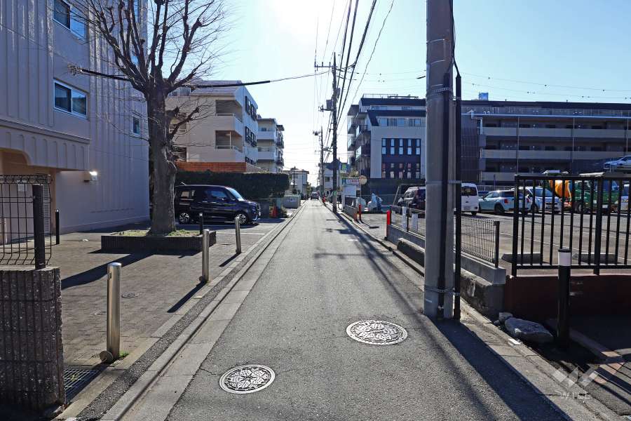 敷地西側の前面道路