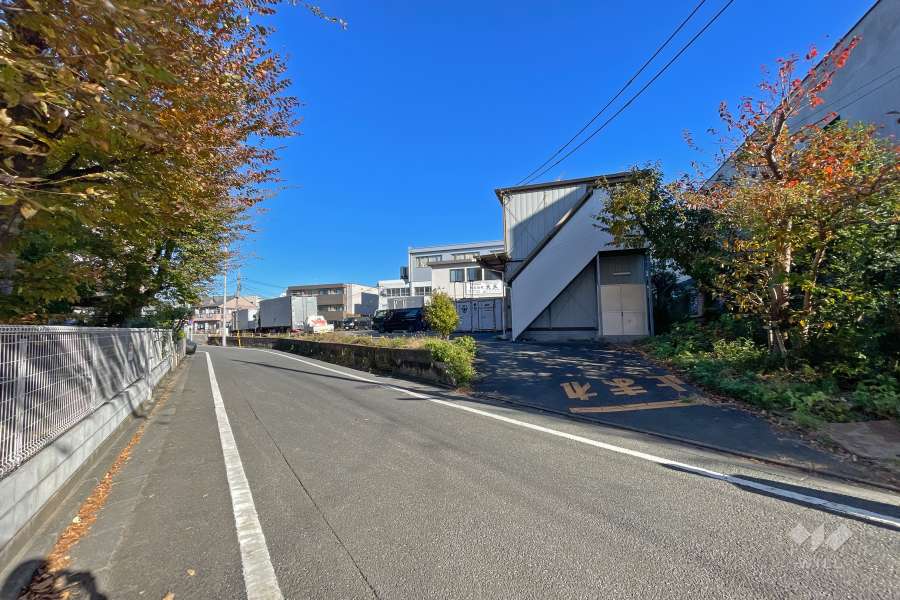 敷地東側の前面道路（南側から）