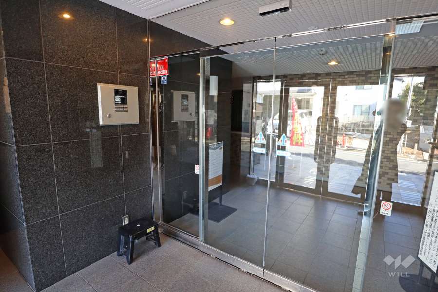 エントランスはオートロック付きです。