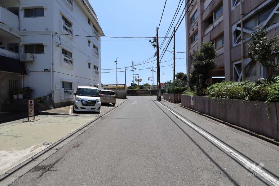 敷地西側の前面道路
