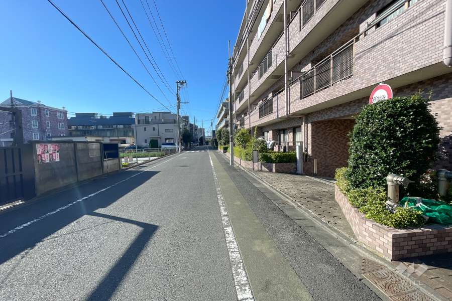 敷地南東側の前面道路