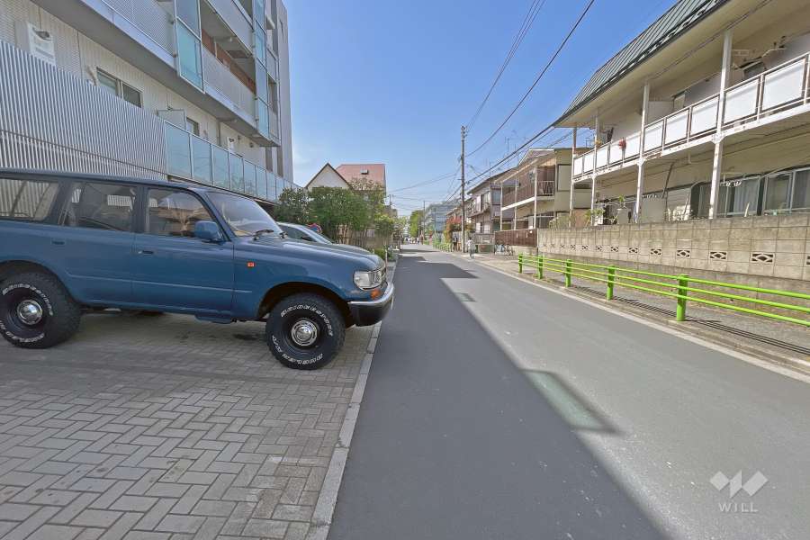 敷地北東側の前面道路（南東側から）