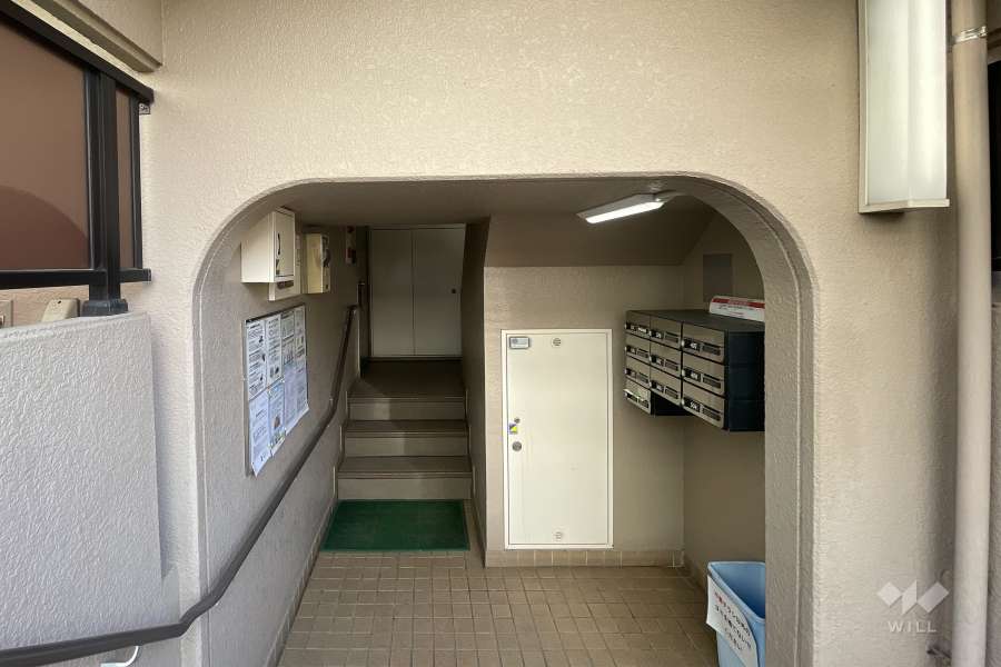 住戸入り口（共用ポスト）