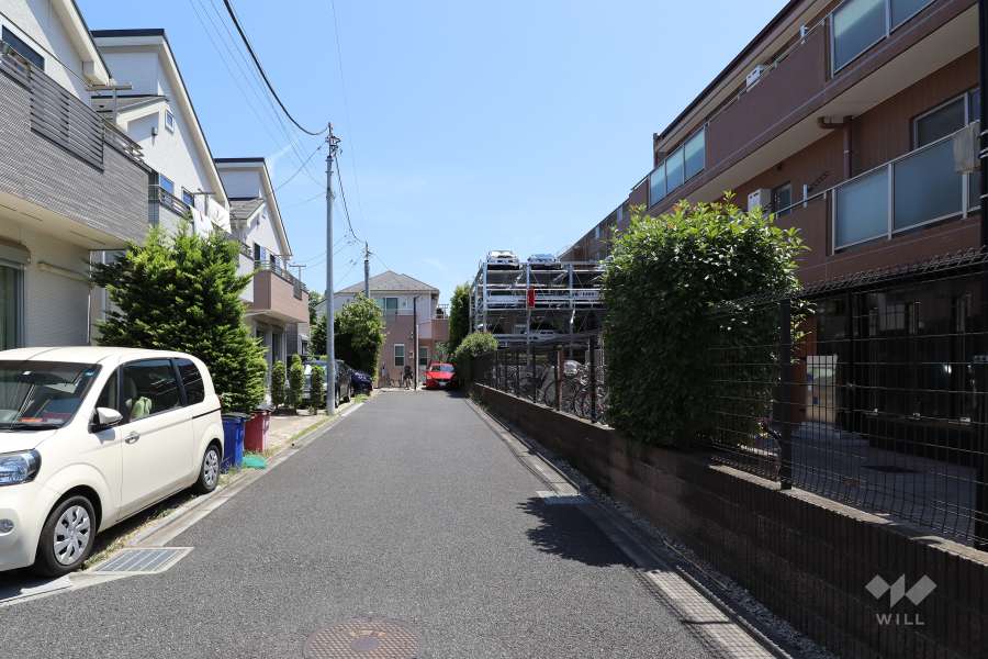 敷地北東側の前面道路（北西側から）