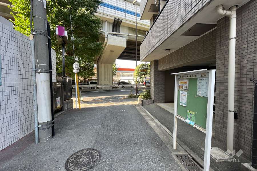 敷地西側の前面道路（南側から）