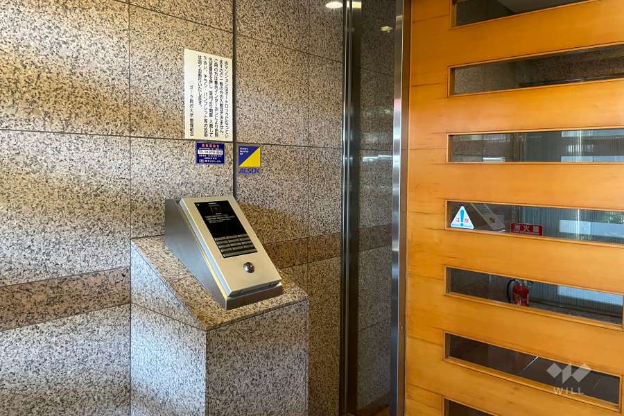 エントランスはオートロック付きです