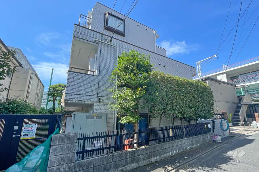 メイプルコート駒沢の外観（東側から）