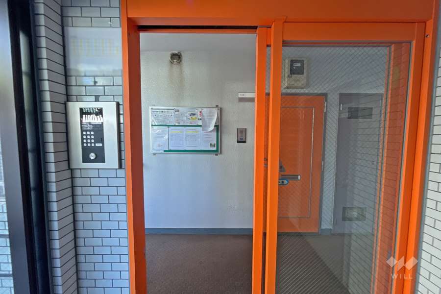 エントランスはオートロック付きです。