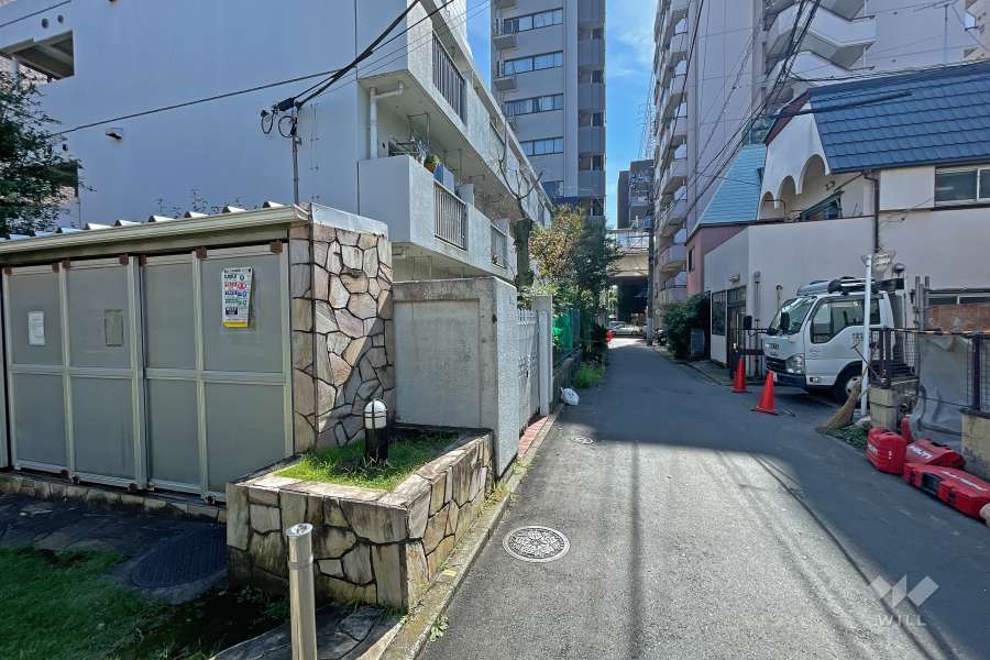 敷地南西側の前面道路（北西側から）