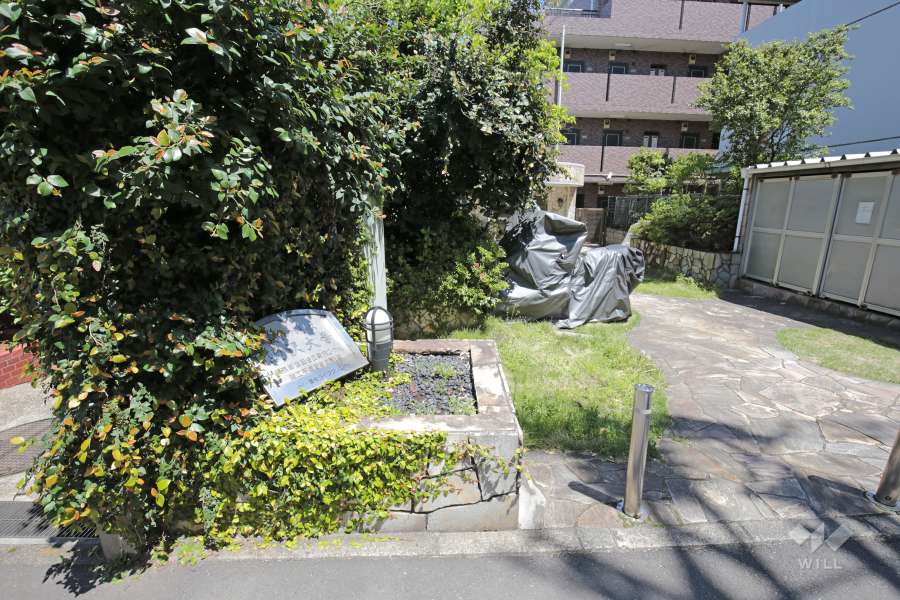 敷地入り口に設置された銘板