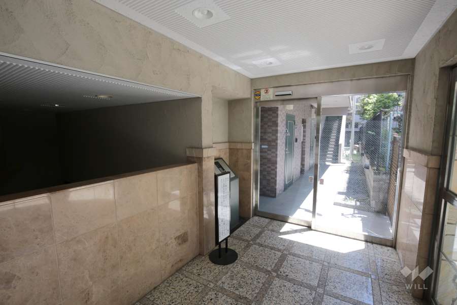 エントランスはオートロック付きです。