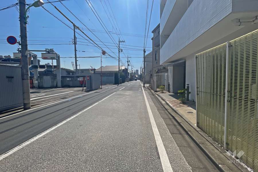 敷地東側の前面道路（北側から）