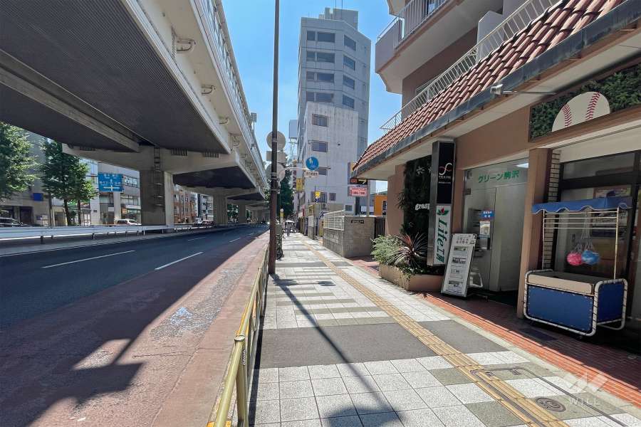 敷地南側の前面道路