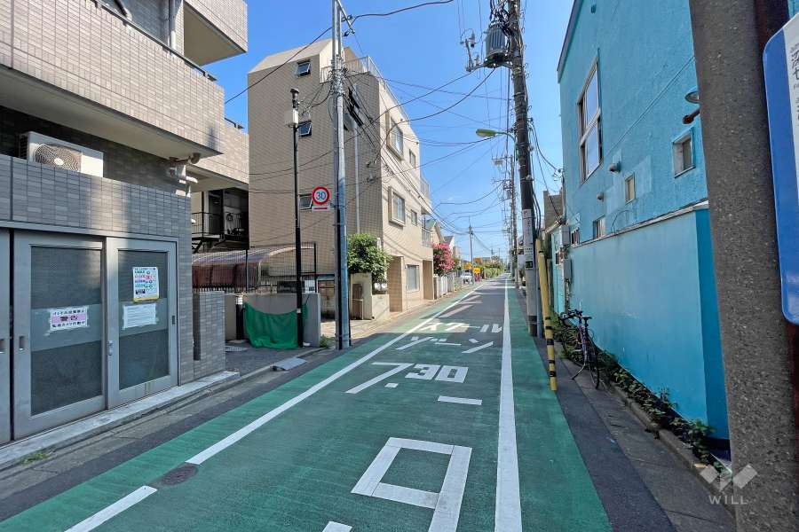 敷地西側の前面道路（北側から）