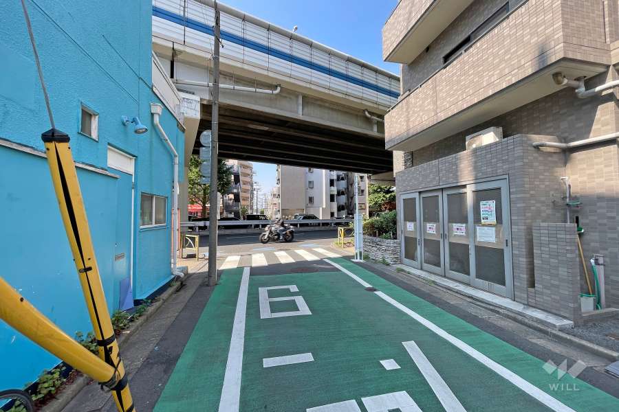 敷地西側の前面道路（南側から）