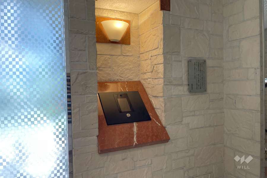 エントランスはオートロック付きです。