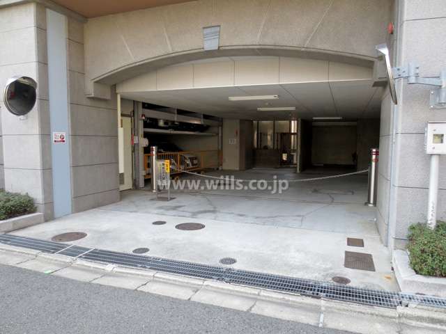 駐車場出入り口（ロボットゲート付き）