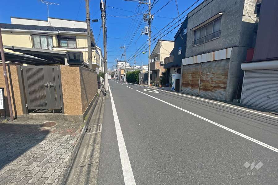 敷地東側の前面道路（南側から）